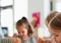 为啥有些爸妈在孩子牙牙学语时就找外教？